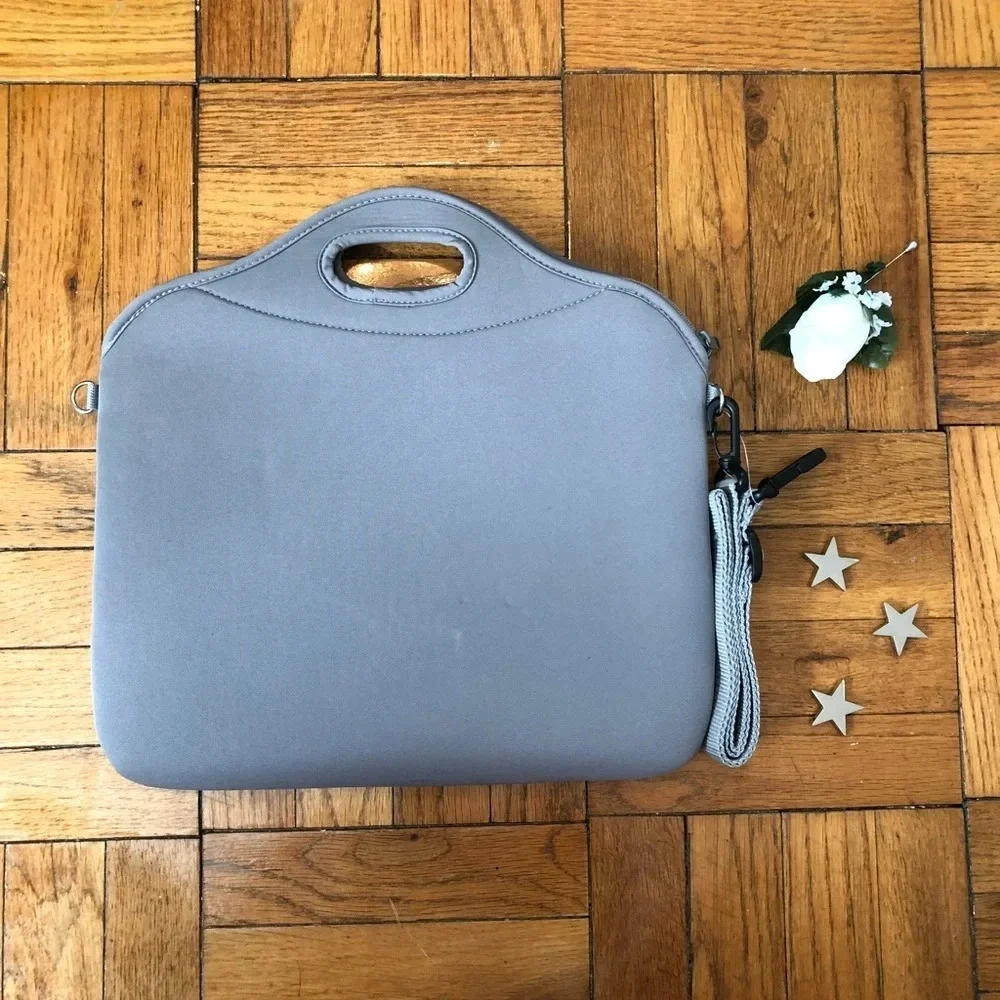 Laptop bag with detachable shoulder strap